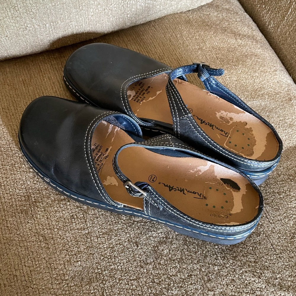 EUC Thom McAn womens 7 1/2 black leather comfort shoes!